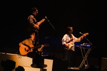 ギターを弾く菊池剛（Key / Bialystocks）（左上）。（撮影：廣田達也）