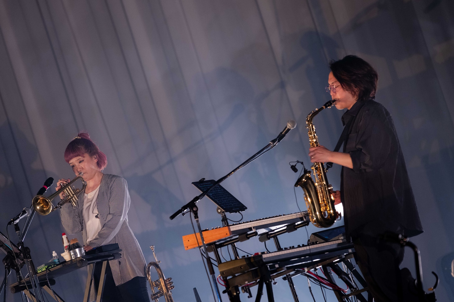 左から市原ひかり（Tp）、秋谷弘大（Key, G）。（撮影：廣田達也）