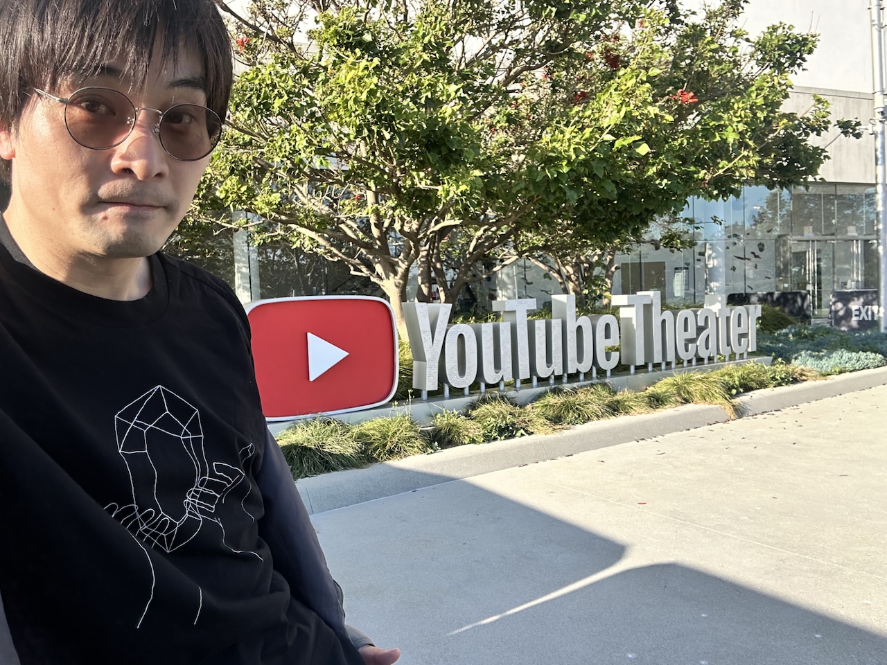 柴那典。YouTube Theaterの前で。