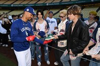 ムーキー・ベッツ選手からサインをもらうJO1。(c)LAPONE ENTERTAINMENT