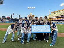 5万ドルを寄付したJO1。(c)LAPONE ENTERTAINMENT