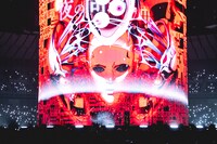 amazarashi「電脳演奏監視空間 ゴースト」の様子。