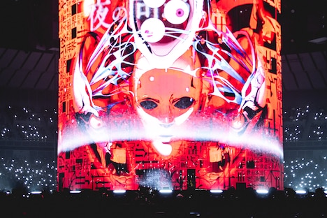 amazarashi「電脳演奏監視空間 ゴースト」の様子。