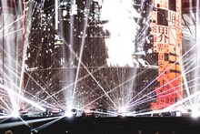 amazarashi「電脳演奏監視空間 ゴースト」の様子。