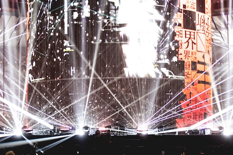 amazarashi「電脳演奏監視空間 ゴースト」の様子。