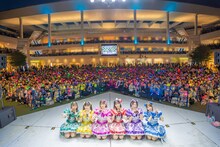 ラゾーナ川崎プラザ 2F ルーファ広場に集まった宣伝部員と記念撮影する超ときめき♡宣伝部。