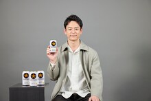 サッポロ黒ラベルを持つ妻夫木聡。