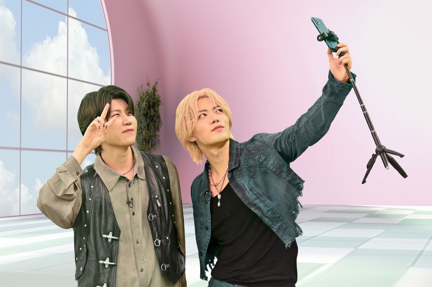 若井滉斗（左）とツーショットを撮影するユウタ。©テレビ朝日