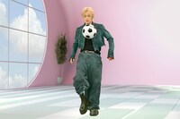 リフティングするユウタ（NCT 127）。©テレビ朝日