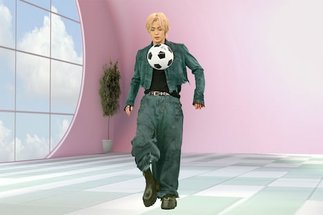 リフティングするユウタ（NCT 127）。©テレビ朝日