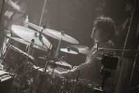 礒本雄太（Dr）（撮影：小杉歩）