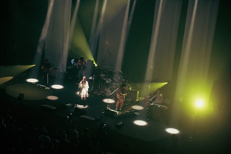 「Laura day romance oneman live 2025 wonderwall」東京公演の様子。（撮影：小杉歩）