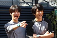 左から松島聡、佐藤勝利。(c)フジテレビ