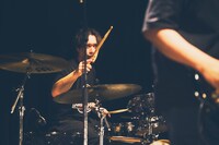 Tener Ken Robert（Dr）（撮影：川島悠輝）