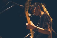 富樫ユイ（G, Vo）（撮影：川島悠輝）