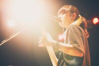 富樫ユイ（G, Vo）（撮影：川島悠輝）