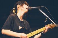 富樫ユイ（G, Vo）（撮影：川島悠輝）