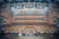 パシフィコ横浜 国立大ホールのステージ上で記念撮影する超ときめき♡宣伝部。
