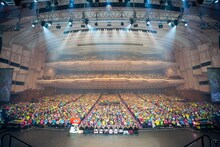 パシフィコ横浜 国立大ホールのステージ上で記念撮影する超ときめき♡宣伝部。