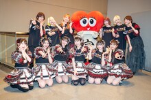 超とき宣バンド、グループの公式キャラクター・パブりんと記念撮影する超ときめき♡宣伝部。