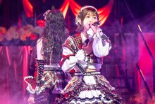 坂井仁香（奥）と小泉遥香（手前）。