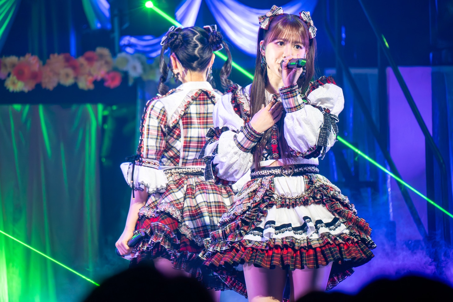 杏ジュリア（奥）と吉川ひより（手前）。