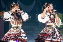 新曲「セツナリベンジ」のパフォーマンスの様子。左から吉川ひより、杏ジュリア。