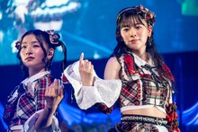 左から杏ジュリア、坂井仁香。