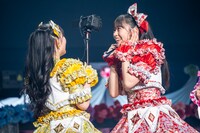 手持ちカメラに笑顔を向ける坂井仁香（右）。