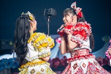 手持ちカメラに笑顔を向ける坂井仁香（右）。