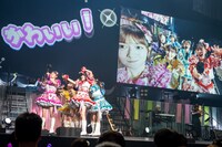 手持ちカメラに笑顔を向ける超ときめき♡宣伝部。