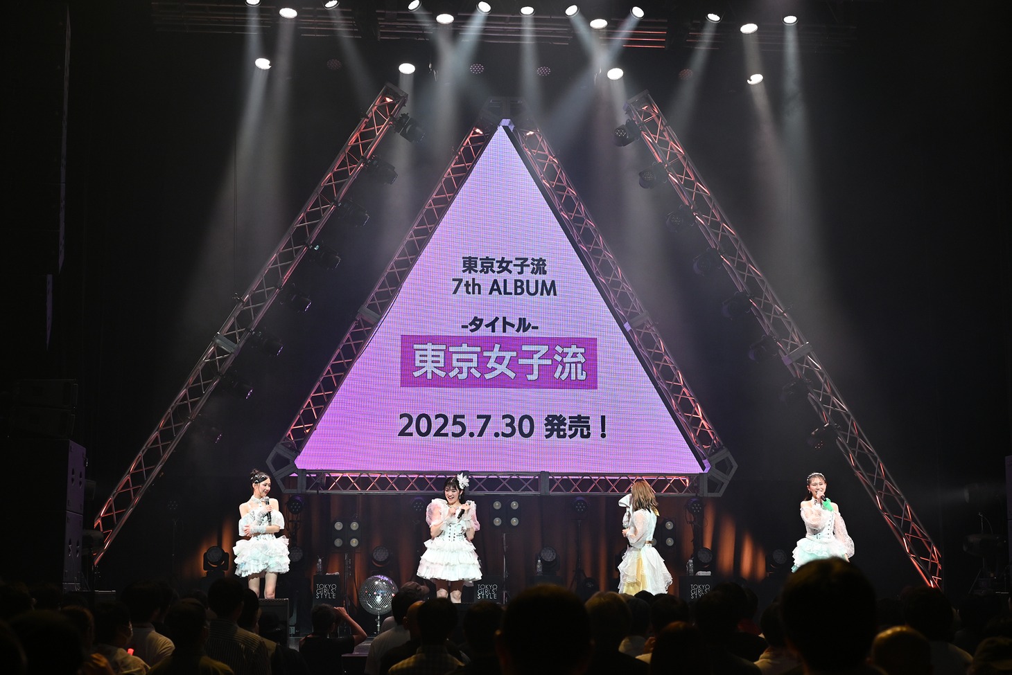 セルフタイトルのアルバム「東京女子流」のリリースを発表する東京女子流。