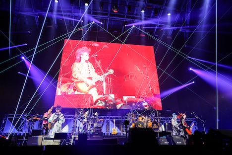 hide with Spread Beaver 5月2日公演の様子。（Photo by Kazuko Tanaka［CAPS］）