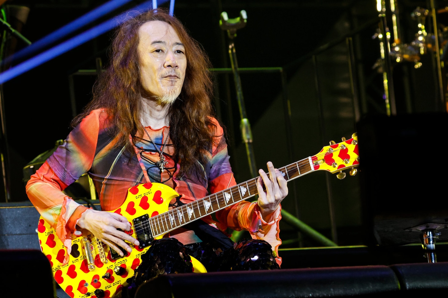 hide愛機イエローハートを弾くPATA（G）（Photo by Kazuko Tanaka［CAPS］）