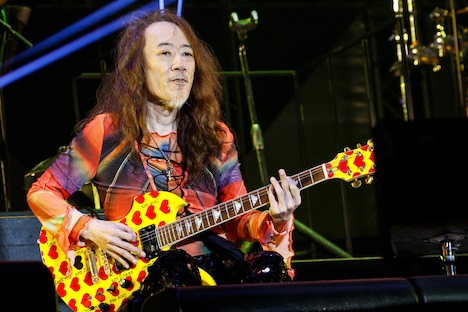 hide愛機イエローハートを弾くPATA（G）（Photo by Kazuko Tanaka［CAPS］）