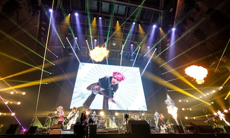 hide with Spread Beaver 5月2日公演の様子。（Photo by Kazuko Tanaka［CAPS］）