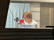 レギュラーラジオ番組「Brand-New Morning」で新曲リリースを発表した酒井一圭。