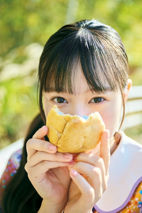 「仲村悠菜 1st写真集『17。』」より、シュークリームを手にした仲村悠菜。© 熊木優 / 小学館