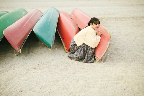 「仲村悠菜 1st写真集『17。』」より、素の仲村悠菜。 © 熊木優 / 小学館