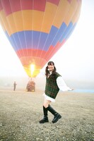 「仲村悠菜 1st写真集『17。』」より、本人お気に入りのもう1枚。気球で飛び去るスタッフを見て楽しそうな仲村悠菜。 © 熊木優 / 小学館