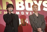 左から豆原一成（JO1）、池崎理人（INI）。