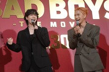 左から豆原一成（JO1）、池崎理人（INI）。