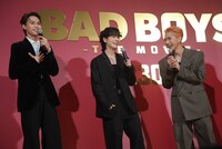 左から兵頭功、豆原一成（JO1）、池崎理人（INI）。