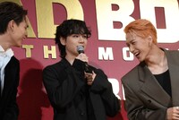 豆原一成の蚊に刺された箇所を確認する兵頭功海と池崎理人。