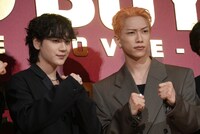 左から豆原一成（JO1）、池崎理人（INI）。