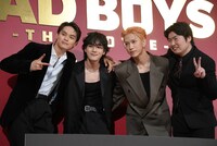 左から兵頭功海、豆原一成（JO1）、池崎理人（INI）、西川達郎監督。