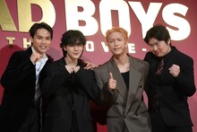 強い目力を求められた兵頭功海、豆原一成（JO1）、池崎理人（INI）、西川達郎監督。