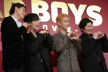 左から兵頭功海、豆原一成（JO1）、池崎理人（INI）、西川達郎監督。