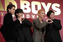 左から兵頭功海、豆原一成（JO1）、池崎理人（INI）、西川達郎監督。