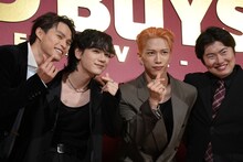 左から兵頭功海、豆原一成（JO1）、池崎理人（INI）、西川達郎監督。